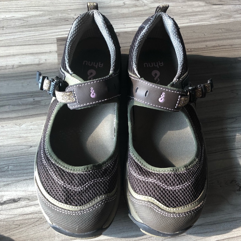 Ahnu SZ 7.5 shoes. Preowned Good condition.